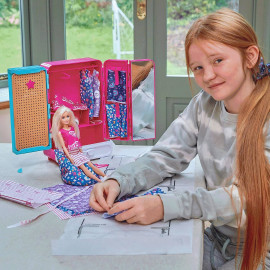 Bábika Barbie šatníková skriňa s šijacími doplnkami 29cm Bábika Barbie šatníková skriňa s šijacími doplnkami 29cm