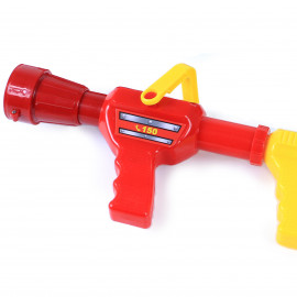 Hasičská striekačka so zásobníkom a prilbou